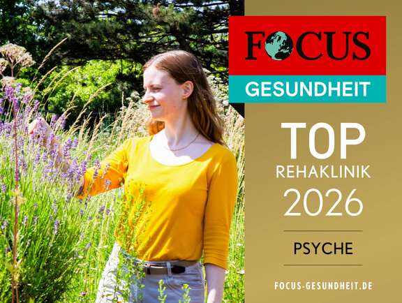 Frau steht im Kneipp Garten und berührt Blumen mit dem Focus Siegel 2026.