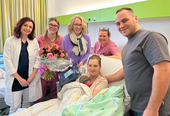 Familie Marinov mit Sohn Matteo erhielten zur 1.000. Geburt im St.-Clemens-Hospital Geldern ganz besondere Glückwünsche von Dr. med. Ute Janßen (Mitte), Chefärztin der Klinik für Gynäkologie und Geburtshilfe zusammen mit Oberärztin Donalda Surducki (links) sowie den beiden Hebammen Katharina Leenen (rechts) und Pia Gutsfeld (links) und einen Blumenstrauß sowie einen Geschenkgutschein.