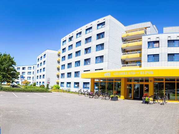 Seitenansicht vom Eingang der Gelderland Klinik. 