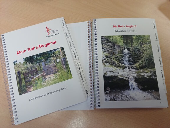 Mein Reha-Begleiter ist ein kleines Ringbuch, dass mit viel Text und Fotos versehen ist und reichlich Platz für eigene Einträge lässt. Wie ein Tagebuch. 
