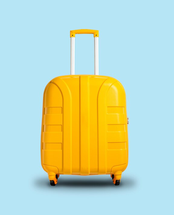 Ein gelber Koffer auf einem hellblauen Hintergrund.