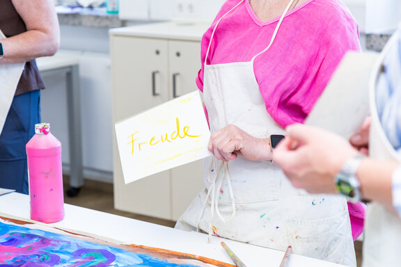 Auf einem Schild steht das Wort Freude.