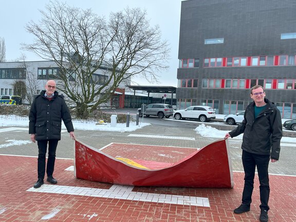 Ludger Boeckmann, Kaufmännischer Direktor des Gesundheitscampus St.-Clemens Geldern, und Martin Schoonenberg, Leiter der Technik des Gesundheitscampus, eröffnen den neuen Hubschrauberlandeplatz auf dem Campusgelände.