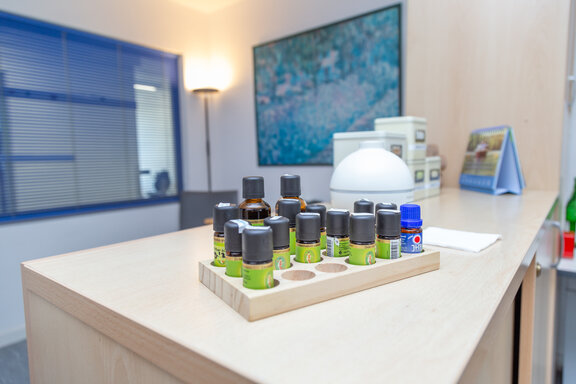 Auf einem Tisch stehen verschiedene Dosen in einer Holzablage. 